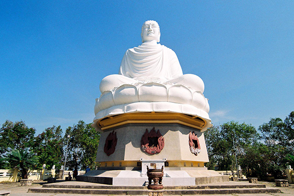 Tượng Phật trắng tại chùa Long Sơn ở Nha Trang